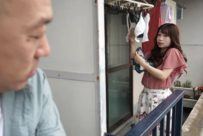 Gã cạnh nhà chuyên soi mói và cặp người vợ ông chồng thường xuyên rên la quá to