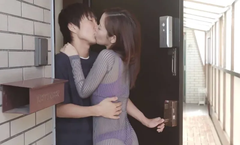 Cô nàng cạnh nhà với chiếc quần lót lọt khe và cậu nhóc hàng xóm may mắn