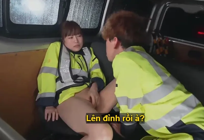 Cô vợ đi làm kiếm thêm phụ ông xã rồi lại rung động với cậu trai trẻ vì thiếu thốn