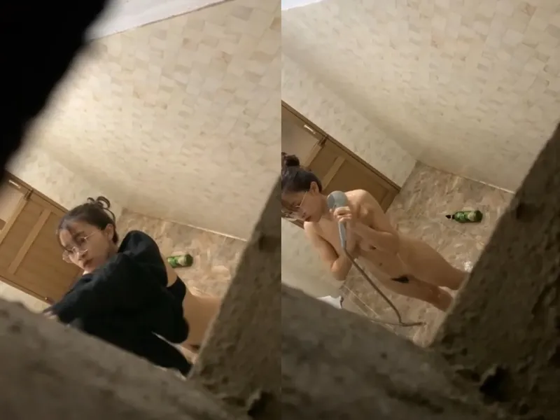 Quay lén con ghệ vú ngon tắm, khe bướm chảy nước ròng ròng