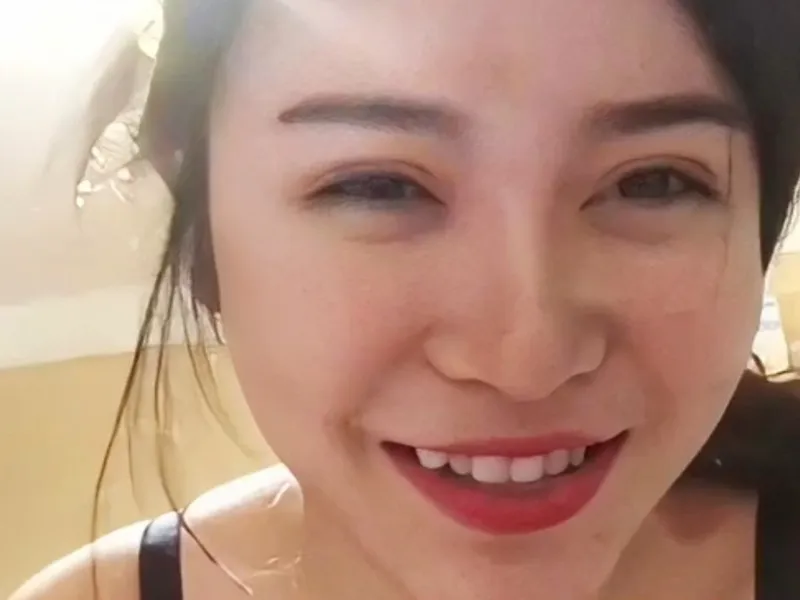 Dì cháu lâu lâu mới gặp nhau đi ăn mà cháu bắt mút cậu bé ăn chuối